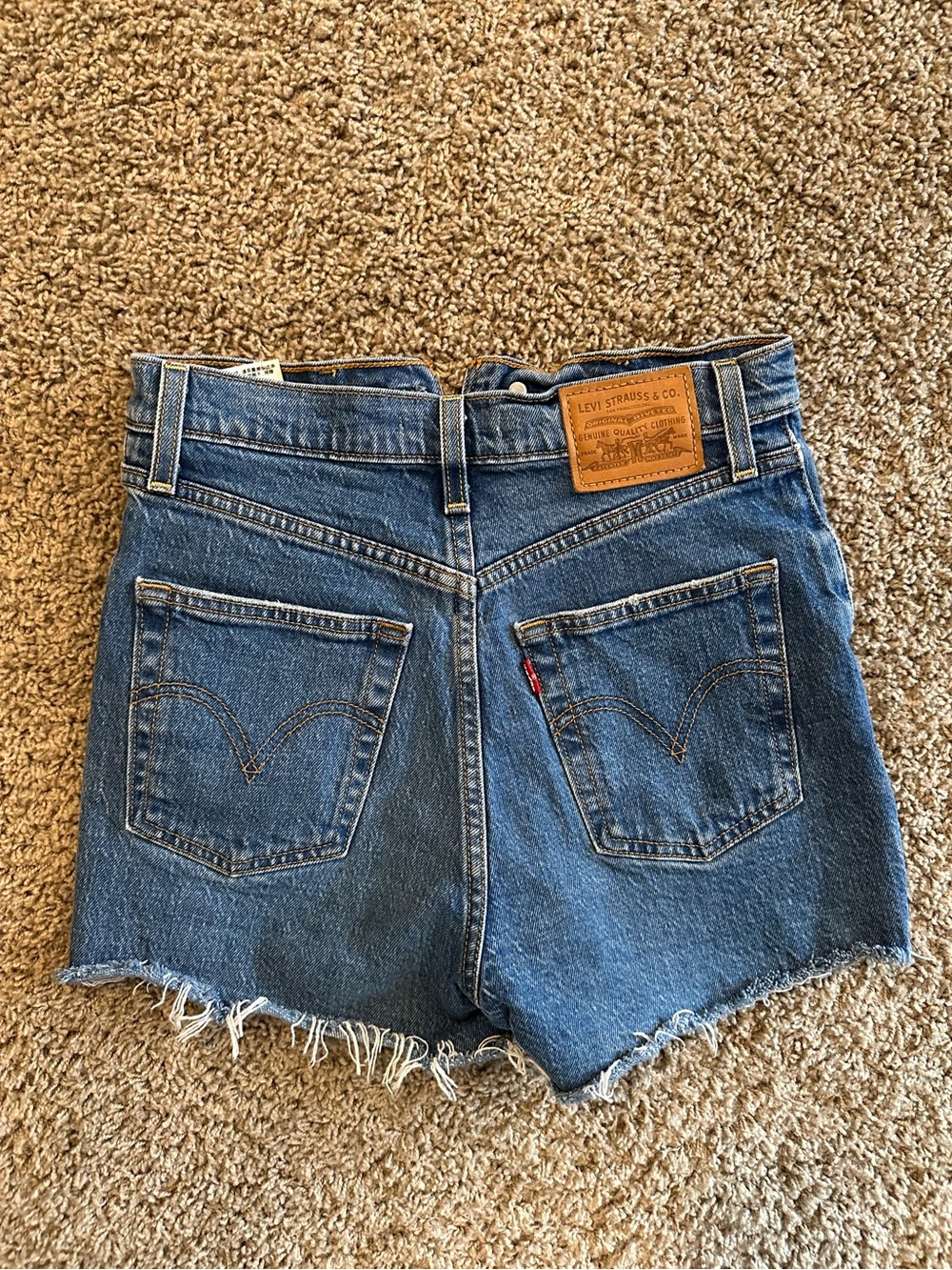 Levi’s Ribcage Shorts - Picture 3 of 3